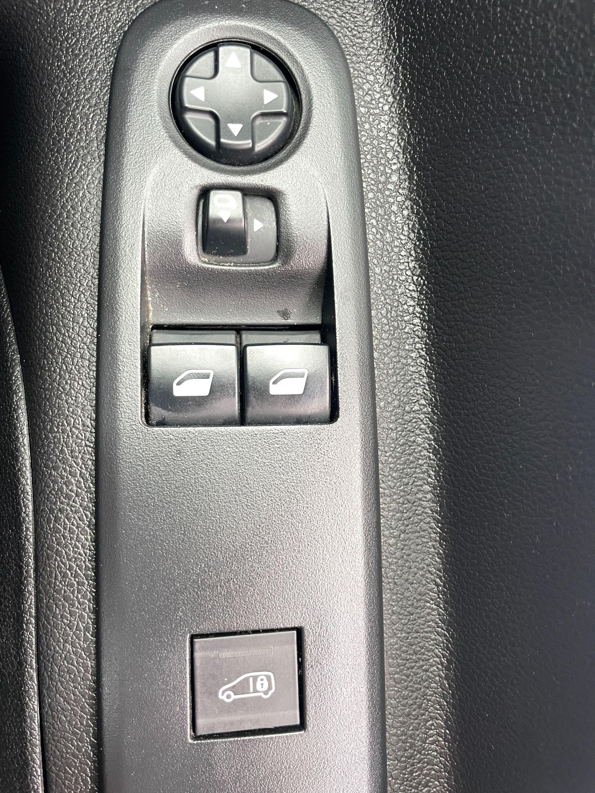 Vauxhall Combo - image 19